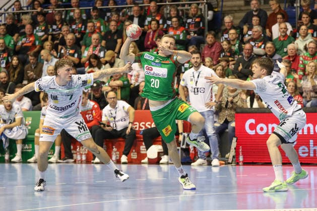 07.12.2025, xgox, Handball - Daikin HBL SC Magdeburg - FRISCH AUF! Göppingen emspor, v.l. Victor Kloeve (Goeppingen, 7), Philipp Weber (Magdeburg, 20), Oskar Neudeck (Goeppingen, 2) Zweikampf, Duell, Kampf, tackle Magdeburg