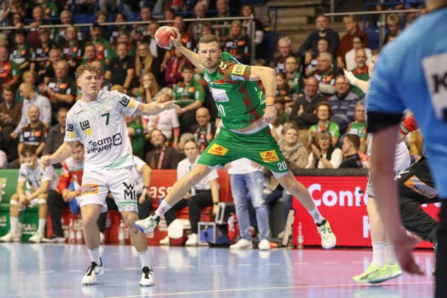 07.12.2025, xgox, Handball - Daikin HBL SC Magdeburg - FRISCH AUF! Göppingen emspor, v.l. Victor Kloeve (Goeppingen, 7), Philipp Weber (Magdeburg, 20), Oskar Neudeck (Goeppingen, 2) Zweikampf, Duell, Kampf, tackle Magdeburg