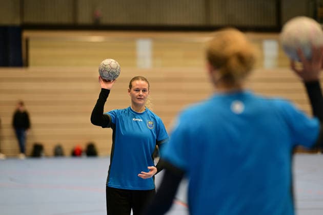 Handball I Frauen I Saison 2025-2026 I 1. HBF I Buxtehuder SV I Trainervorstellung I 08.12.2025 Vorstellung des neuen Trainers beim Buxtehuder SV, Team Buxtehude: Cheftrainer Nicolaj Andersson, Nicolaj Bredekjaer Andersson, Name: Andersson, Nicolaj Bredekjaer, Alter: 37, Nationalität: Dänemark, Däne Hier zu sehen: Einzelfoto, Freisteller, Einzelbild, Cut-out, isoliertes Motiv, Sportaufnahme, Nahaufnahme, freigestellt, freigestellte Aufnahme, Aufnahme, Einzeln: Annie Linder (20, Buxtehuder Sportverein) Buxtehude Halle Nord Niedersachsen Deutschland Copyright: xLobeca FelixxSchlikisx