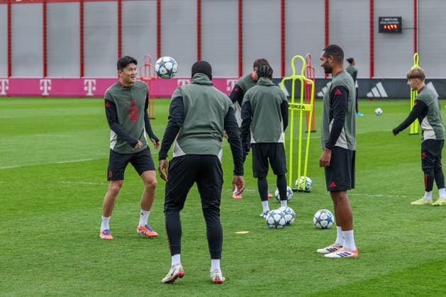 Minjae Kim (FC Bayern Muenchen, 03) mit Ball mit Dayot Upamecano (FC Bayern Muenchen, 02) und Jonathan Tah (FC Bayern Muenchen, 04), mit Lennart Karl (FC Bayern Muenchen, 42) und Wisdom Mike (FC Bayern Muenchen, 36), GER, Abschlusstraining, FC Bayern Muenchen, Fussball, UEFA Champions League, Liga-Phase, 6. Spieltag, Saison 2025 2026, 08.12.2025, GER, Abschlusstraining, FC Bayern Muenchen, Fussball, UEFA Champions League, Liga-Phase, 6. Spieltag, Saison 2025 2026, 08.12.2025 Muenchen Copyright: xEibner-Pressefoto JennixMaulx EP_JML
