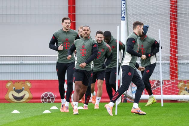Serge Gnabry (FC Bayern Muenchen, 07) mit Josip Stanisic (FC Bayern Muenchen, 44) und Leon Goretzka (FC Bayern Muenchen, 08), mit Raphael Guerreiro (FC Bayern Muenchen, 22), GER, Abschlusstraining, FC Bayern Muenchen, Fussball, UEFA Champions League, Liga-Phase, 6. Spieltag, Saison 2025 2026, 08.12.2025, GER, Abschlusstraining, FC Bayern Muenchen, Fussball, UEFA Champions League, Liga-Phase, 6. Spieltag, Saison 2025 2026, 08.12.2025 Muenchen Copyright: xEibner-Pressefoto JennixMaulx EP_JML