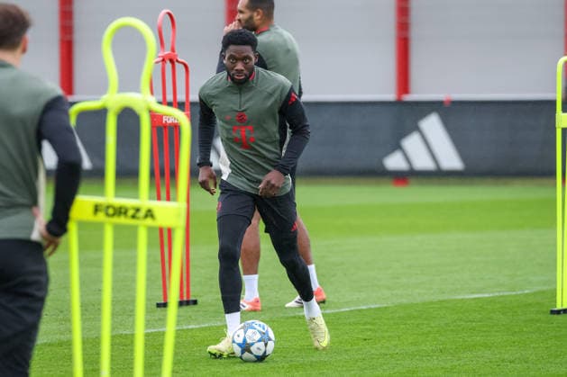 Alphonso Davies (FC Bayern Muenchen, 19), GER, Abschlusstraining, FC Bayern Muenchen, Fussball, UEFA Champions League, Liga-Phase, 6. Spieltag, Saison 2025 2026, 08.12.2025, GER, Abschlusstraining, FC Bayern Muenchen, Fussball, UEFA Champions League, Liga-Phase, 6. Spieltag, Saison 2025 2026, 08.12.2025 Muenchen Copyright: xEibner-Pressefoto JennixMaulx EP_JML