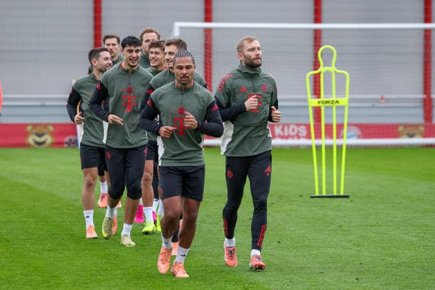 Serge Gnabry (FC Bayern Muenchen, 07) mit Konrad Laimer (FC Bayern Muenchen, 27) und Josip Stanisic (FC Bayern Muenchen, 44), mit Aleksandar Pavlovic (FC Bayern Muenchen, 45) und Tom Bischof (FC Bayern Muenchen, 20), mit Raphael Guerreiro (FC Bayern Muenchen, 22) und Harry Kane (FC Bayern Muenchen, 09), mit Leon Goretzka (FC Bayern Muenchen, 08), GER, Abschlusstraining, FC Bayern Muenchen, Fussball, UEFA Champions League, Liga-Phase, 6. Spieltag, Saison 2025 2026, 08.12.2025, GER, Abschlusstraining, FC Bayern Muenchen, Fussball, UEFA Champions League, Liga-Phase, 6. Spieltag, Saison 2025 2026, 08.12.2025 Muenchen Copyright: xEibner-Pressefoto JennixMaulx EP_JML