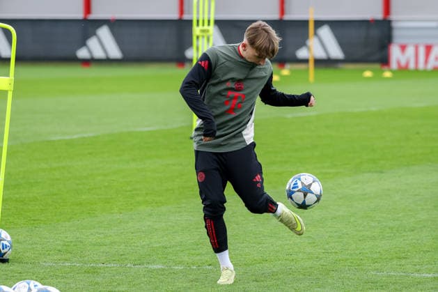 Lennart Karl (FC Bayern Muenchen, 42) mit Ball, GER, Abschlusstraining, FC Bayern Muenchen, Fussball, UEFA Champions League, Liga-Phase, 6. Spieltag, Saison 2025 2026, 08.12.2025, GER, Abschlusstraining, FC Bayern Muenchen, Fussball, UEFA Champions League, Liga-Phase, 6. Spieltag, Saison 2025 2026, 08.12.2025 Muenchen Copyright: xEibner-Pressefoto JennixMaulx EP_JML