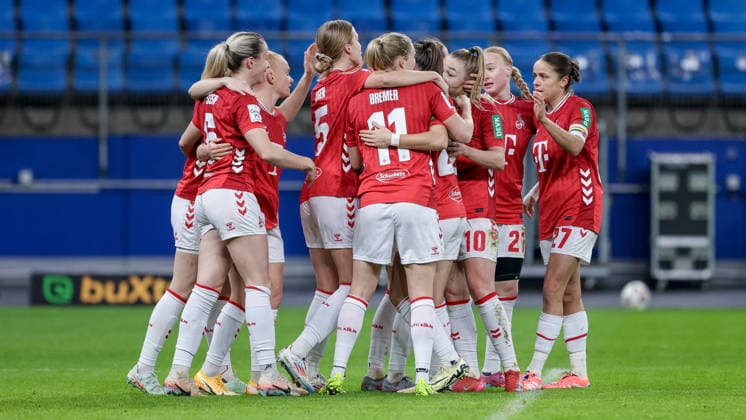 Spielerinnen von 1. FC Köln mit Torjubel, Jubel, jubeln, jubelt, optimistisch, Spielszene, Highlight, Freude über das Tor zum 0:1, DIE DFB-RICHTLINIEN UNTERSAGEN JEGLICHE NUTZUNG VON FOTOS ALS SEQUENZBILDER UND ODER VIDEOÄHNLICHE FOTOSTRECKEN. DFB REGULATIONS PROHIBIT ANY USE OF PHOTOGRAPHS AS IMAGE SEQUENCES AND OR QUASI-VIDEO., 08.12.2025, Hamburg (Deutschland), Fussball, Google Pixel Frauen-Bundesliga, Hamburger SV - 1. FC Köln