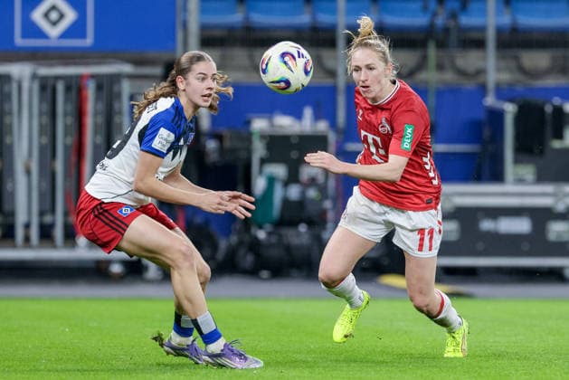 v.li.: Leni Eggert (Hamburger SV, 29) und Pauline Bremer (1. FC Köln, 11) im Zweikampf, Duell, Dynamik, Aktion, Action, Spielszene, DIE DFB-RICHTLINIEN UNTERSAGEN JEGLICHE NUTZUNG VON FOTOS ALS SEQUENZBILDER UND ODER VIDEOÄHNLICHE FOTOSTRECKEN. DFB REGULATIONS PROHIBIT ANY USE OF PHOTOGRAPHS AS IMAGE SEQUENCES AND OR QUASI-VIDEO., 08.12.2025, Hamburg (Deutschland), Fussball, Google Pixel Frauen-Bundesliga, Hamburger SV - 1. FC Köln