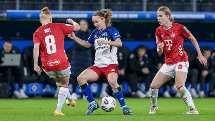 v.li.: Laura Vogt (1. FC Köln, 8), Melanie Brunnthaler (Hamburger SV, 11) und Celina Degen (1. FC Köln, 5) im Zweikampf, Duell, Dynamik, Aktion, Action, Spielszene, DIE DFB-RICHTLINIEN UNTERSAGEN JEGLICHE NUTZUNG VON FOTOS ALS SEQUENZBILDER UND ODER VIDEOÄHNLICHE FOTOSTRECKEN. DFB REGULATIONS PROHIBIT ANY USE OF PHOTOGRAPHS AS IMAGE SEQUENCES AND OR QUASI-VIDEO., 08.12.2025, Hamburg (Deutschland), Fussball, Google Pixel Frauen-Bundesliga, Hamburger SV - 1. FC Köln