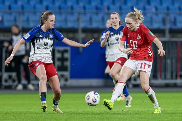 v.li.: Victoria Schulz (Hamburger SV, 19) und Pauline Bremer (1. FC Köln, 11) im Zweikampf, Duell, Dynamik, Aktion, Action, Spielszene, DIE DFB-RICHTLINIEN UNTERSAGEN JEGLICHE NUTZUNG VON FOTOS ALS SEQUENZBILDER UND ODER VIDEOÄHNLICHE FOTOSTRECKEN. DFB REGULATIONS PROHIBIT ANY USE OF PHOTOGRAPHS AS IMAGE SEQUENCES AND OR QUASI-VIDEO., 08.12.2025, Hamburg (Deutschland), Fussball, Google Pixel Frauen-Bundesliga, Hamburger SV - 1. FC Köln