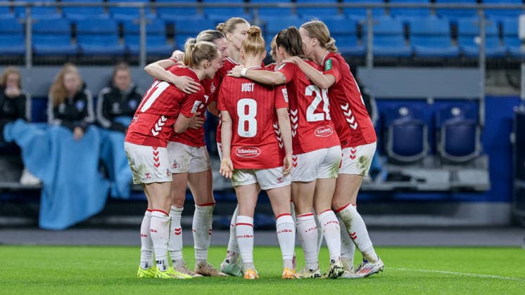 Spielerinnen von 1. FC Köln mit Torjubel, Jubel, jubeln, jubelt, optimistisch, Spielszene, Highlight, Freude über das Tor zum 0:2, DIE DFB-RICHTLINIEN UNTERSAGEN JEGLICHE NUTZUNG VON FOTOS ALS SEQUENZBILDER UND ODER VIDEOÄHNLICHE FOTOSTRECKEN. DFB REGULATIONS PROHIBIT ANY USE OF PHOTOGRAPHS AS IMAGE SEQUENCES AND OR QUASI-VIDEO., 08.12.2025, Hamburg (Deutschland), Fussball, Google Pixel Frauen-Bundesliga, Hamburger SV - 1. FC Köln