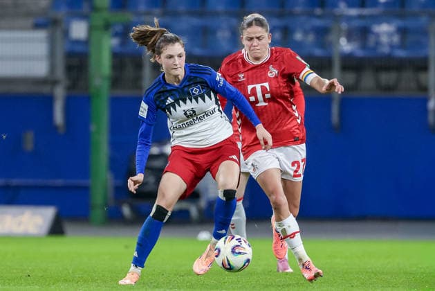 v.li.: Lotta Wrede (Hamburger SV, 32) und Laura Feiersinger (1. FC Köln, 27) im Zweikampf, Duell, Dynamik, Aktion, Action, Spielszene, DIE DFB-RICHTLINIEN UNTERSAGEN JEGLICHE NUTZUNG VON FOTOS ALS SEQUENZBILDER UND ODER VIDEOÄHNLICHE FOTOSTRECKEN. DFB REGULATIONS PROHIBIT ANY USE OF PHOTOGRAPHS AS IMAGE SEQUENCES AND OR QUASI-VIDEO., 08.12.2025, Hamburg (Deutschland), Fussball, Google Pixel Frauen-Bundesliga, Hamburger SV - 1. FC Köln