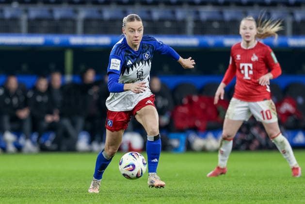 Sophie Hillebrand (Hamburger SV, 22) am Ball, Einzelbild, Ganzkörper, Aktion, Action, Spielszene, DIE DFB-RICHTLINIEN UNTERSAGEN JEGLICHE NUTZUNG VON FOTOS ALS SEQUENZBILDER UND ODER VIDEOÄHNLICHE FOTOSTRECKEN. DFB REGULATIONS PROHIBIT ANY USE OF PHOTOGRAPHS AS IMAGE SEQUENCES AND OR QUASI-VIDEO., 08.12.2025, Hamburg (Deutschland), Fussball, Google Pixel Frauen-Bundesliga, Hamburger SV - 1. FC Köln