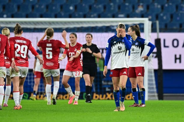 Fußball I Frauen I Saison 2025-2026 I Bundesliga I 12. Spieltag I Hamburger SV - 1. FC Köln I 08.12.2025 Schaut enttäuscht, betrübt, deprimiert, frustriert, geknickt, gekränkt, niedergeschlagen, unzufrieden, ernüchtert, schlecht gelaunt: Hamburger SV Frauen und Sophie Hillebrand (22, Hamburger SV) Hamburg Volkspark, Volksparkstadion, Stadion, Volkspark-Stadion Hamburg Deutschland Copyright: xLobeca FelixxSchlikisx