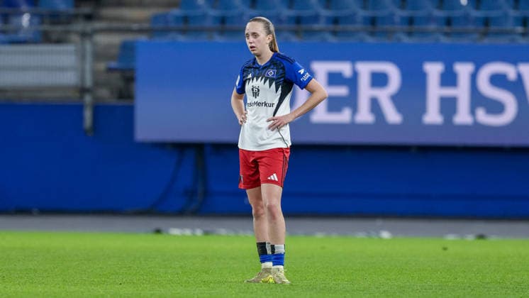 Victoria Schulz (Hamburger SV, 19) enttäuscht über die Niederlage, Enttäuschung nach dem Schlusspfiff, Abpfiff, Highlight, Verlierer, verloren, Frustration, pessimistisch, traurig, DIE DFB-RICHTLINIEN UNTERSAGEN JEGLICHE NUTZUNG VON FOTOS ALS SEQUENZBILDER UND ODER VIDEOÄHNLICHE FOTOSTRECKEN. DFB REGULATIONS PROHIBIT ANY USE OF PHOTOGRAPHS AS IMAGE SEQUENCES AND OR QUASI-VIDEO., 08.12.2025, Hamburg (Deutschland), Fussball, Google Pixel Frauen-Bundesliga, Hamburger SV - 1. FC Köln