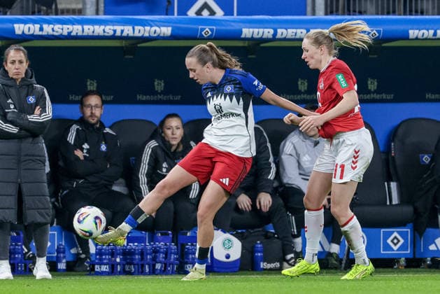v.li.: Victoria Schulz (Hamburger SV, 19) und Pauline Bremer (1. FC Köln, 11) im Zweikampf, Duell, Dynamik, Aktion, Action, Spielszene, DIE DFB-RICHTLINIEN UNTERSAGEN JEGLICHE NUTZUNG VON FOTOS ALS SEQUENZBILDER UND ODER VIDEOÄHNLICHE FOTOSTRECKEN. DFB REGULATIONS PROHIBIT ANY USE OF PHOTOGRAPHS AS IMAGE SEQUENCES AND OR QUASI-VIDEO., 08.12.2025, Hamburg (Deutschland), Fussball, Google Pixel Frauen-Bundesliga, Hamburger SV - 1. FC Köln