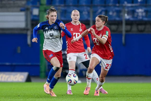v.li.: Lotta Wrede (Hamburger SV, 32) und Laura Feiersinger (1. FC Köln, 27) im Zweikampf, Duell, Dynamik, Aktion, Action, Spielszene, DIE DFB-RICHTLINIEN UNTERSAGEN JEGLICHE NUTZUNG VON FOTOS ALS SEQUENZBILDER UND ODER VIDEOÄHNLICHE FOTOSTRECKEN. DFB REGULATIONS PROHIBIT ANY USE OF PHOTOGRAPHS AS IMAGE SEQUENCES AND OR QUASI-VIDEO., 08.12.2025, Hamburg (Deutschland), Fussball, Google Pixel Frauen-Bundesliga, Hamburger SV - 1. FC Köln