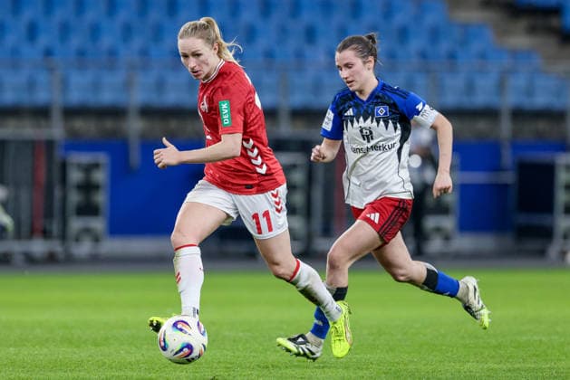 v.li.: Pauline Bremer (1. FC Köln, 11) und Pauline Machtens (Hamburger SV, 28) im Laufduell, Zweikampf, Duell, Dynamik, Aktion, Action, Spielszene, DIE DFB-RICHTLINIEN UNTERSAGEN JEGLICHE NUTZUNG VON FOTOS ALS SEQUENZBILDER UND ODER VIDEOÄHNLICHE FOTOSTRECKEN. DFB REGULATIONS PROHIBIT ANY USE OF PHOTOGRAPHS AS IMAGE SEQUENCES AND OR QUASI-VIDEO., 08.12.2025, Hamburg (Deutschland), Fussball, Google Pixel Frauen-Bundesliga, Hamburger SV - 1. FC Köln