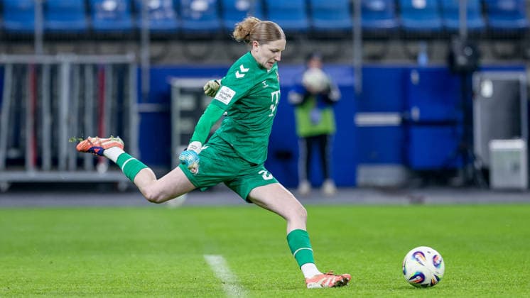 Irina Fuchs (Torhüterin, Torwart, 1. FC Köln, 34) am Ball, Freisteller, Einzelbild, Ganzkörper, Aktion, Action, Spielszene, DIE DFB-RICHTLINIEN UNTERSAGEN JEGLICHE NUTZUNG VON FOTOS ALS SEQUENZBILDER UND ODER VIDEOÄHNLICHE FOTOSTRECKEN. DFB REGULATIONS PROHIBIT ANY USE OF PHOTOGRAPHS AS IMAGE SEQUENCES AND OR QUASI-VIDEO., 08.12.2025, Hamburg (Deutschland), Fussball, Google Pixel Frauen-Bundesliga, Hamburger SV - 1. FC Köln