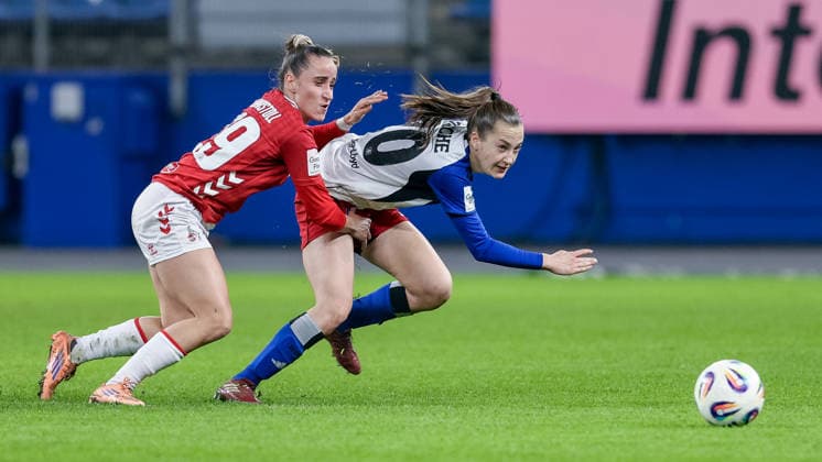 v.li.: Vanessa Leimenstoll (1. FC Köln, 29) und Emilia Hirche (Hamburger SV, 20) im Zweikampf, Duell, Dynamik, Aktion, Action, Spielszene, DIE DFB-RICHTLINIEN UNTERSAGEN JEGLICHE NUTZUNG VON FOTOS ALS SEQUENZBILDER UND ODER VIDEOÄHNLICHE FOTOSTRECKEN. DFB REGULATIONS PROHIBIT ANY USE OF PHOTOGRAPHS AS IMAGE SEQUENCES AND OR QUASI-VIDEO., 08.12.2025, Hamburg (Deutschland), Fussball, Google Pixel Frauen-Bundesliga, Hamburger SV - 1. FC Köln