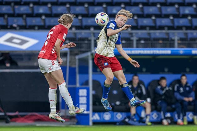 v.li.: Celina Degen (1. FC Köln, 5) und Melanie Brunnthaler (Hamburger SV, 11) im Kopfballduell, Kopfball, Zweikampf, Action, Aktion, Spielszene, DIE DFB-RICHTLINIEN UNTERSAGEN JEGLICHE NUTZUNG VON FOTOS ALS SEQUENZBILDER UND ODER VIDEOÄHNLICHE FOTOSTRECKEN. DFB REGULATIONS PROHIBIT ANY USE OF PHOTOGRAPHS AS IMAGE SEQUENCES AND OR QUASI-VIDEO., 08.12.2025, Hamburg (Deutschland), Fussball, Google Pixel Frauen-Bundesliga, Hamburger SV - 1. FC Köln