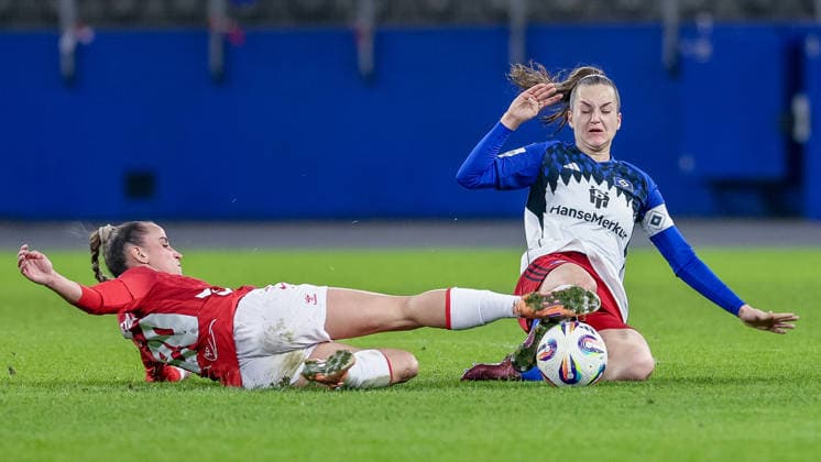 v.li.: Vanessa Leimenstoll (1. FC Köln, 29) und Emilia Hirche (Hamburger SV, 20) im Zweikampf, Duell, Dynamik, Aktion, Action, Spielszene, DIE DFB-RICHTLINIEN UNTERSAGEN JEGLICHE NUTZUNG VON FOTOS ALS SEQUENZBILDER UND ODER VIDEOÄHNLICHE FOTOSTRECKEN. DFB REGULATIONS PROHIBIT ANY USE OF PHOTOGRAPHS AS IMAGE SEQUENCES AND OR QUASI-VIDEO., 08.12.2025, Hamburg (Deutschland), Fussball, Google Pixel Frauen-Bundesliga, Hamburger SV - 1. FC Köln