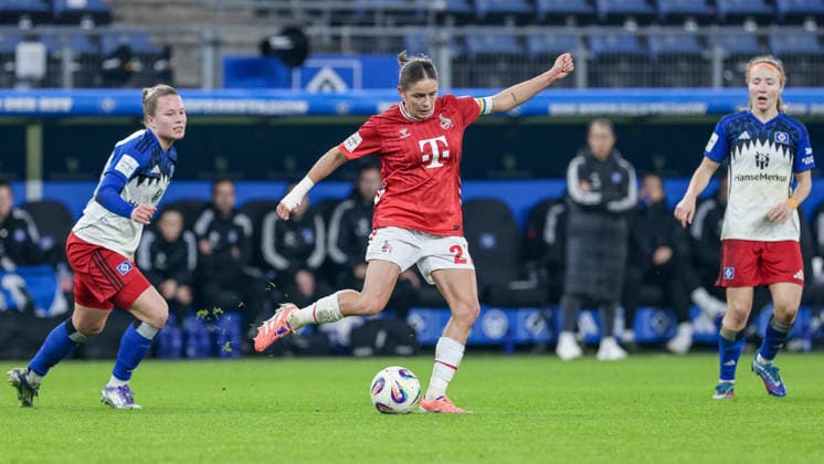 Laura Feiersinger (1. FC Köln, 27) am Ball, Einzelbild, Ganzkörper, Aktion, Action, Spielszene, DIE DFB-RICHTLINIEN UNTERSAGEN JEGLICHE NUTZUNG VON FOTOS ALS SEQUENZBILDER UND ODER VIDEOÄHNLICHE FOTOSTRECKEN. DFB REGULATIONS PROHIBIT ANY USE OF PHOTOGRAPHS AS IMAGE SEQUENCES AND OR QUASI-VIDEO., 08.12.2025, Hamburg (Deutschland), Fussball, Google Pixel Frauen-Bundesliga, Hamburger SV - 1. FC Köln