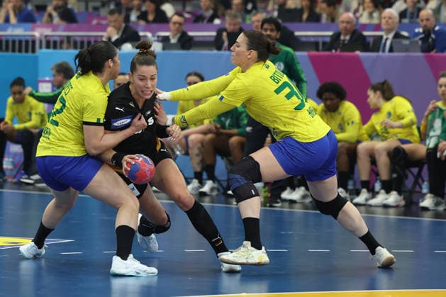GER, Dortmund, 27th Wommen s World Championship, WM, Weltmeisterschaft 2025, Viertelfinale Quaterfinals, Final Round: Deutschland Germany (GER) vs. Brasilien Brazil (BRA) 09.12.2025, Westfalenhalle, Dortmund, GER, Dortmund, 27th Wommen s World Championship 2025, Viertelfinale Quaterfinals, Final Round: Deutschland Germany (GER) vs. Brasilien Brazil (BRA) , im Bild: Emily Vogel (Ger 20), im Zweikampf gegen Gabriela CLAUSSON BITOLO (BRA 30),