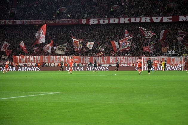 09.12.2025, xemx, Fussball UEFA Champions League, FC Bayern Muenchen - Sporting Lissabon v.l. Bayern Muenchen München, Fans, Stimmung, Schals, Emotionen, Zuschauer, Besucher, Ultras, Schickeria Spruchband Eintrittspreise (DFL DFB REGULATIONS PROHIBIT ANY USE OF PHOTOGRAPHS as IMAGE SEQUENCES and or QUASI-VIDEO) Muenchen