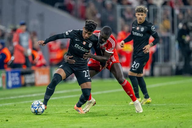 Kampf um den Ball Zweikampf zwischen Alisson Santos (Sporting Lissabon, 27) und Dayot Upamecano (FC Bayern Muenchen, 2) GER, FC Bayern Muenchen vs. Sporting Lissabon SCP, Fussball, Champions League, Ligaphase 6. Spieltag, Saison 2025 2026, 09.12.2025. (DFL DFB REGULATIONS PROHIBIT ANY USE OF PHOTOGRAPHS as IMAGE SEQUENCES and or QUASI-VIDEO). GER, FC Bayern Muenchen vs. Sporting Lissabon SCP, Fussball, Champions League, Ligaphase 6. Spieltag, Saison 2025 2026, 09.12.2025. Muenchen Copyright: xEibner-Pressefoto HeikexFeinerx EP_HFR