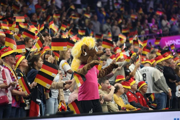 GER, Dortmund, 27th Wommen s World Championship, WM, Weltmeisterschaft 2025, Viertelfinale Quaterfinals, Final Round: Deutschland Germany (GER) vs. Brasilien Brazil (BRA) 09.12.2025, Westfalenhalle, Dortmund, GER, Dortmund, 27th Wommen s World Championship 2025, Viertelfinale Quaterfinals, Final Round: Deutschland Germany (GER) vs. Brasilien Brazil (BRA) , im Bild: Das Maskottchen der 2025 IHF Women™s World Championship also der Damen-Handballweltmeisterschaft 2025 in Deutschland und den Niederlanden heißt Hanniball. heizt die Zuschauer an