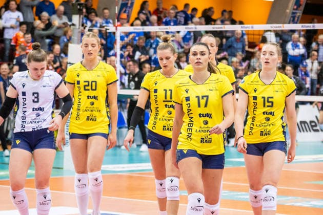 vl: Florien Reesink (SSC Palmberg Schwerin, 03), Helena Kok (SSC Palmberg Schwerin, 20), Annegret Hoelzig (SSC Palmberg Schwerin, 11), Vedrana Jaksetic (SSC Palmberg Schwerin, 17), Mia Kirchhoff (SSC Palmberg Schwerin, 15) - sichtlich enttaeuscht nach erstem Satz GER, Allianz MTV Stuttgart - SSC Palmberg Schwerin, Volleyball Bundesliga, VBL, DVV-Pokal: Halbfinale, Spielzeit 2025 2026, 09.12.2025 GER, Allianz MTV Stuttgart - SSC Palmberg Schwerin, Volleyball Bundesliga, VBL, DVV-Pokal: Halbfinale, Spielzeit 2025 2026, 09.12.2025 Stuttgart Copyright: xSandyxDinkelackerx EP_SDR