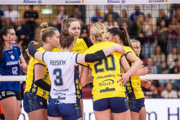 Britte Mayke Stuut (SSC Palmberg Schwerin, 08), Mitte und Team GER, Allianz MTV Stuttgart - SSC Palmberg Schwerin, Volleyball Bundesliga, VBL, DVV-Pokal: Halbfinale, Spielzeit 2025 2026, 09.12.2025 GER, Allianz MTV Stuttgart - SSC Palmberg Schwerin, Volleyball Bundesliga, VBL, DVV-Pokal: Halbfinale, Spielzeit 2025 2026, 09.12.2025 Stuttgart Copyright: xSandyxDinkelackerx EP_SDR