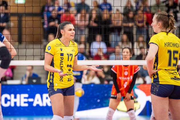 Vedrana Jaksetic (SSC Palmberg Schwerin, 17) schaut zu Mia Kirchhoff (SSC Palmberg Schwerin, 15) GER, Allianz MTV Stuttgart - SSC Palmberg Schwerin, Volleyball Bundesliga, VBL, DVV-Pokal: Halbfinale, Spielzeit 2025 2026, 09.12.2025 GER, Allianz MTV Stuttgart - SSC Palmberg Schwerin, Volleyball Bundesliga, VBL, DVV-Pokal: Halbfinale, Spielzeit 2025 2026, 09.12.2025 Stuttgart Copyright: xSandyxDinkelackerx EP_SDR