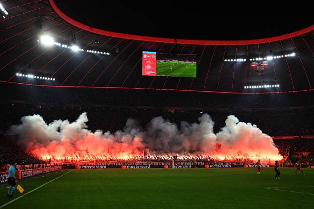 09.12.2025, xjrdrx, Fussball UEFA Champions League, FC Bayern Muenchen - Sporting Lissabon v.l. Bayern Muenchen München, Fans, Stimmung, Schals, Emotionen, Zuschauer, Besucher, Ultras, Schickeria zuenden Pyrotechnik, Benglos, Rauch, Nebel, Feuerwerk (DFL DFB REGULATIONS PROHIBIT ANY USE OF PHOTOGRAPHS as IMAGE SEQUENCES and or QUASI-VIDEO) Muenchen