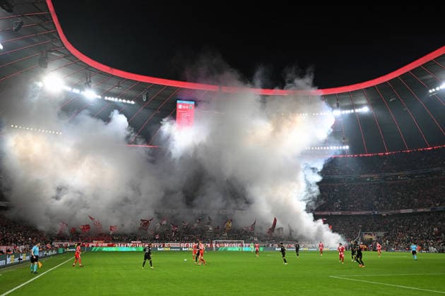 09.12.2025, xjrdrx, Fussball UEFA Champions League, FC Bayern Muenchen - Sporting Lissabon v.l. Bayern Muenchen München, Fans, Stimmung, Schals, Emotionen, Zuschauer, Besucher, Ultras, Schickeria zuenden Pyrotechnik, Benglos, Rauch, Nebel, Feuerwerk (DFL DFB REGULATIONS PROHIBIT ANY USE OF PHOTOGRAPHS as IMAGE SEQUENCES and or QUASI-VIDEO) Muenchen