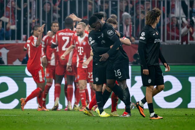 Joao Simoes (Sporting Lissabon, 52) und Ousmane Diomande (Sporting Lissabon, 26) bedient, waehrend im Hintergrund die Bayern das Tor zum 2:1 durch Lennart Karl (FC Bayern Muenchen, 42) feiern GER, FC Bayern Muenchen vs. Sporting Lissabon SCP, Fussball, Champions League, Ligaphase 6. Spieltag, Saison 2025 2026, 09.12.2025. (DFL DFB REGULATIONS PROHIBIT ANY USE OF PHOTOGRAPHS as IMAGE SEQUENCES and or QUASI-VIDEO). GER, FC Bayern Muenchen vs. Sporting Lissabon SCP, Fussball, Champions League, Ligaphase 6. Spieltag, Saison 2025 2026, 09.12.2025. Muenchen Copyright: xEibner-Pressefoto HeikexFeinerx EP_HFR