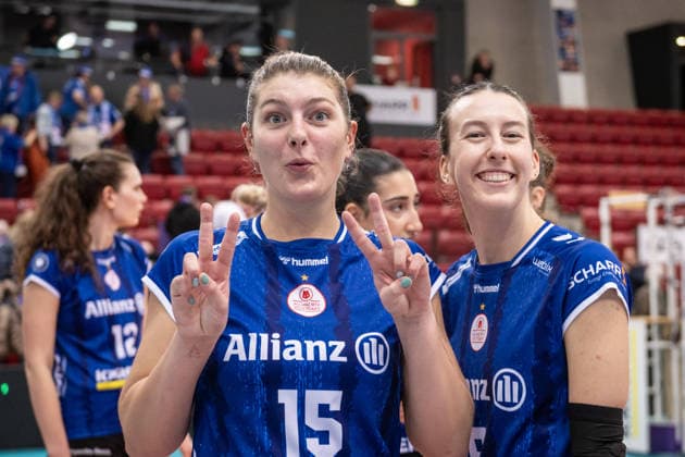 Melani Shaffmaster (Allianz MTV Stuttgart, 15) mit Lydia Grote (Allianz MTV Stuttgart, 05) - Freude, Jubel nach Einzug in das Finale GER, Allianz MTV Stuttgart - SSC Palmberg Schwerin, Volleyball Bundesliga, VBL, DVV-Pokal: Halbfinale, Spielzeit 2025 2026, 09.12.2025 GER, Allianz MTV Stuttgart - SSC Palmberg Schwerin, Volleyball Bundesliga, VBL, DVV-Pokal: Halbfinale, Spielzeit 2025 2026, 09.12.2025 Stuttgart Copyright: xSandyxDinkelackerx EP_SDR