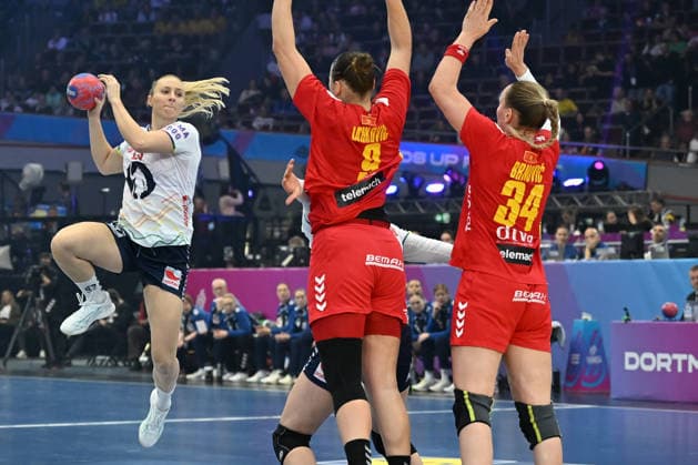 GER, Dortmund, 27th Wommen s World Championship, WM, Weltmeisterschaft 2025, Viertelfinale Quater Finals: Norwegen Norway (NOR) vs. Montenegro (MNO) 09.12.2025, Westfalenhalle, Dortmund, GER, Dortmund, 27th Wommen s World Championship 2025, Viertelfinale Quater Finals: Norwegen Norway (NOR) vs. Montenegro (MNO) , im Bild: Henny Ella REISTAD (NOR 25), vor Durdina JAUKOVIÄÜ (MNE 9), Tatjana BRNOVIÄÜ (MNE 34),