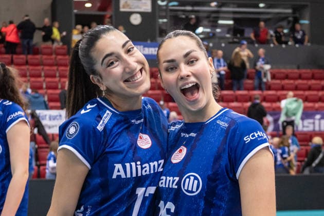 Julia De Paula (Allianz MTV Stuttgart, 17) mit Mikala Mogensen (Allianz MTV Stuttgart, 16) - Freude, Jubel, Lachen GER, Allianz MTV Stuttgart - SSC Palmberg Schwerin, Volleyball Bundesliga, VBL, DVV-Pokal: Halbfinale, Spielzeit 2025 2026, 09.12.2025 GER, Allianz MTV Stuttgart - SSC Palmberg Schwerin, Volleyball Bundesliga, VBL, DVV-Pokal: Halbfinale, Spielzeit 2025 2026, 09.12.2025 Stuttgart Copyright: xSandyxDinkelackerx EP_SDR