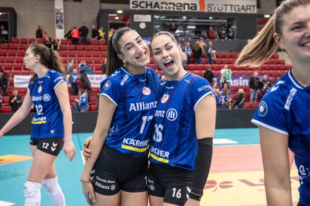 Julia De Paula (Allianz MTV Stuttgart, 17) mit Mikala Mogensen (Allianz MTV Stuttgart, 16) - Freude, Jubel, Lachen GER, Allianz MTV Stuttgart - SSC Palmberg Schwerin, Volleyball Bundesliga, VBL, DVV-Pokal: Halbfinale, Spielzeit 2025 2026, 09.12.2025 GER, Allianz MTV Stuttgart - SSC Palmberg Schwerin, Volleyball Bundesliga, VBL, DVV-Pokal: Halbfinale, Spielzeit 2025 2026, 09.12.2025 Stuttgart Copyright: xSandyxDinkelackerx EP_SDR