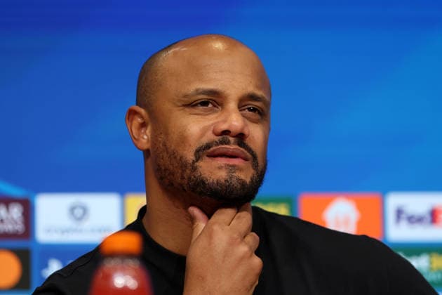 Fussball, Herren, Champions League, Saison 2025 2026, FC Bayern München - Sporting Lissabon, 6.Spieltag, Allianz Arena Vincent Kompany, Trainer (FC Bayern München) auf der Pressekonferenz nach dem Spiel, Kopf, Portrait, nachdenken, nachdenklich, Hand am Hals