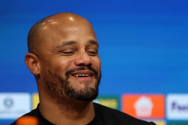 Fussball, Herren, Champions League, Saison 2025 2026, FC Bayern München - Sporting Lissabon, 6.Spieltag, Allianz Arena Vincent Kompany, Trainer (FC Bayern München) auf der Pressekonferenz nach dem Spiel, Kopf, Portrait, lächeln, grinsen