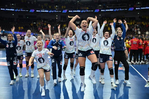 GER, Dortmund, 27th Wommen s World Championship, WM, Weltmeisterschaft 2025, Viertelfinale Quater Finals: Norwegen Norway (NOR) vs. Montenegro (MNO) 09.12.2025, Westfalenhalle, Dortmund, GER, Dortmund, 27th Wommen s World Championship 2025, Viertelfinale Quater Finals: Norwegen Norway (NOR) vs. Montenegro (MNO) , im Bild: die Norwegerinnen freuen sich ueber den Sieg und die Teilnahme am Halbfinale Emilie Margrethe HOVDEN (NOR 26), Kristine BREISTOL (NOR 14), Katrine LUNDE Goalkeeper (NOR 16), Vilde Mortensen INGSTAD (NOR 15),