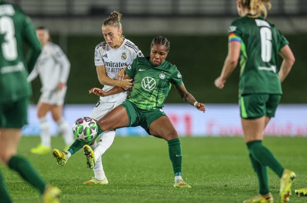 ESP, Madrid, Real Madrid vs VfL Wolfsburg, Women s Champions League, Fussball, UEFA, Spielzeit 2025 2026, Alfredo di Stefano, 5. Spieltag im Bild v.l.: Filippa Angeldahl (Real Madrid 16), Lineth Beerensteyn (VfL Wolfsburg 9), Zweikampf DFB DFL REGULATIONS PROHIBIT ANY USE OF PHOTOGRAPHS AS IMAGE SEQUENCES AND OR QUASI-VIDEO, 09.12.2025 Copyright: HMBxMedia HendrikxHamelau