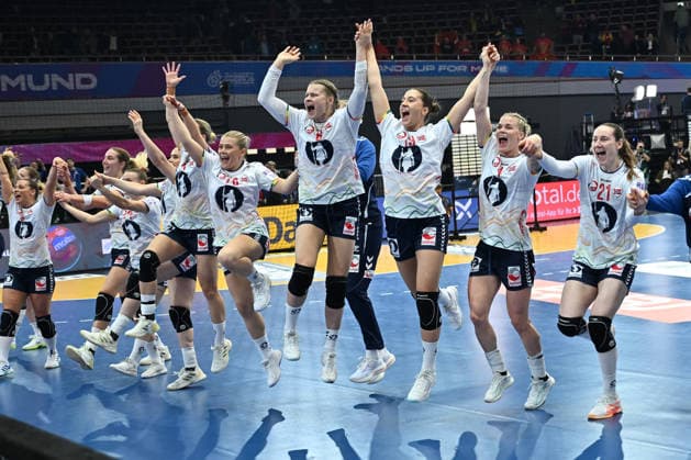 GER, Dortmund, 27th Wommen s World Championship, WM, Weltmeisterschaft 2025, Viertelfinale Quater Finals: Norwegen Norway (NOR) vs. Montenegro (MNO) 09.12.2025, Westfalenhalle, Dortmund, GER, Dortmund, 27th Wommen s World Championship 2025, Viertelfinale Quater Finals: Norwegen Norway (NOR) vs. Montenegro (MNO) , im Bild: die Norwegerinnen freuen sich ueber den Sieg und die Teilnahme am Halbfinale Emilie Margrethe HOVDEN (NOR 26), Kristine BREISTOL (NOR 14), Katrine LUNDE Goalkeeper (NOR 16), Vilde Mortensen INGSTAD (NOR 15), Nora MORK (NOR 9), Thale Rushfeldt DEILA (NOR 33),