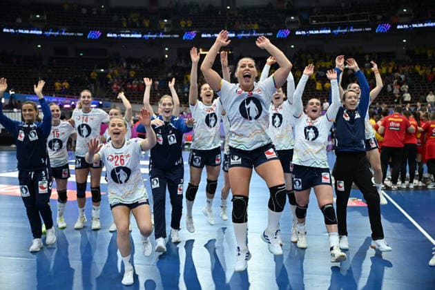 GER, Dortmund, 27th Wommen s World Championship, WM, Weltmeisterschaft 2025, Viertelfinale Quater Finals: Norwegen Norway (NOR) vs. Montenegro (MNO) 09.12.2025, Westfalenhalle, Dortmund, GER, Dortmund, 27th Wommen s World Championship 2025, Viertelfinale Quater Finals: Norwegen Norway (NOR) vs. Montenegro (MNO) , im Bild: die Norwegerinnen freuen sich ueber den Sieg und die Teilnahme am Halbfinale Emilie Margrethe HOVDEN (NOR 26), Kristine BREISTOL (NOR 14), Katrine LUNDE Goalkeeper (NOR 16), Vilde Mortensen INGSTAD (NOR 15), Nora MORK (NOR 9), Thale Rushfeldt DEILA (NOR 33), Nora MORK (NOR 9), Ingvild Kristiansen BAKKERUD (NOR 21), Stine Ruscetta KOGRAND (NOR 7), Selma Helà n HENRIKSEN (NOR 19), Kristine BREISTOL (NOR 14), Anniken WOLLIK (NOR 34),