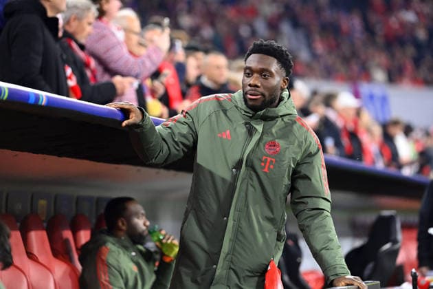 Alphonso DAVIES (Bayern Muenchen), Aktion,Einzelbild,angeschnittenes Einzelmotiv,Halbfigur,halbe Figur. Reservebank,Ersatzbank,Ersatzspieler, Reservespieler,Bank,Ergaenzungsspieler. Fussball Champions League,Saison 2025 26, Ligaphase FC Bayern Muenchen - Sporting CP 3-1 am 09.12..2025. A L L I A N Z A R E N A.
