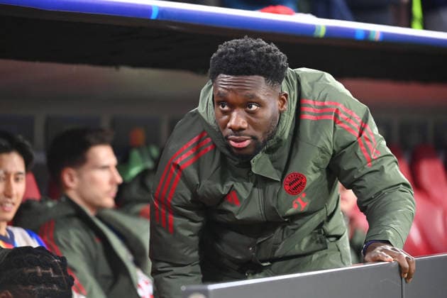 Alphonso DAVIES (Bayern Muenchen), Comeback, Reservebank,Ersatzbank, Ersatzspieler,Reservespieler, Bank,Ergaenzungsspieler, Fussball Champions League,Saison 2025 26, Ligaphase FC Bayern Muenchen - Sporting CP 3-1 am 09.12..2025. A L L I A N Z A R E N A.
