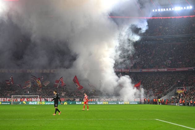 Rauch ,Qualm, Pyrotechnik,Feuerwerk, Feuer,Flammen,Bengalo,Bengalos im Bayern Fanblock Schickeria,Suedkurve. Fussball Champions League,Saison 2025 26, Ligaphase FC Bayern Muenchen - Sporting CP 3-1 am 09.12..2025.