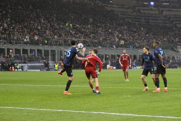 ALESSANDRO BASTONI, Inter, FLORIAN WIRTZ, Liverpool, Champions League, 2025-26, Inter vs Liverpool 0-1, 09-12-2025, Contrasto, Action, Rigore, Penalty CHAMPIONS LEAGUE 2025-26 INTER-LIVERPOOL 0-1