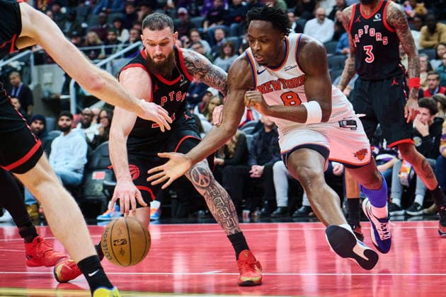 December 9, 2025, Toronto, On, Canada: New York Knicks OG Anunoby (8) and Toronto Raptors Sandro Mamukelashvili (54) vie for the ball during second half NBA, Basketball Herren, USA basketball action in Toronto, on Tuesday, Dec. 9, 2025. Canada News - December 9, 2025 - ZUMAc35_ 20251209_zaf_c35_098 Copyright: xSammyxKoganx